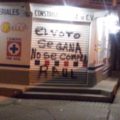 Pintas dejadas en las paredes de la alcaldía y negocios cercanos al edificio municipal