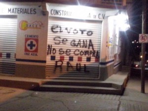 Pintas dejadas en las paredes de la alcaldía y negocios cercanos al edificio municipal