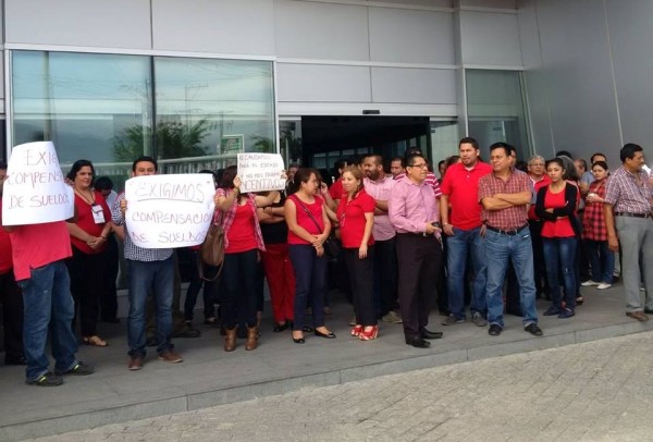 Unos 300 trabajadores de la Secretaría de Hacienda del gobierno del estado, exigen su pago de "estímulo a la productividad". 