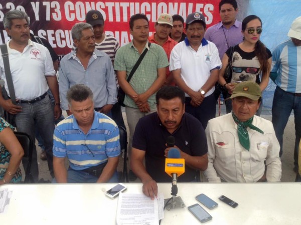 Pedro Gómez Bámaca y los miembros de la dirección política de la CNTE en Chiapas. 