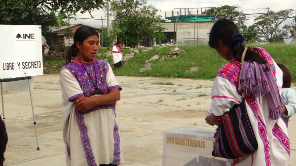 Una mujer revisa y dobla la boleta electoral del resto de las mujeres. Foto: Red de Observadoras Electorales. 