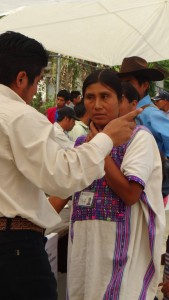 Mujer indígena recibe indicaciones sobre el sentido de su voto en la jornada electoral de 6 de junio. Foto: Red de Observadoras Electorales 