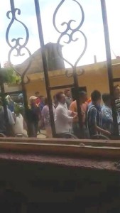 Exhiben públicamente en las calles a funcionarios municipales