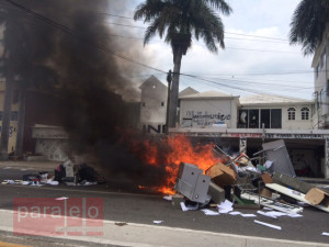 Mobiliario, equipo de oficina y papalería fueron echados a la calle y quemados. 