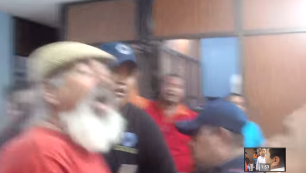 Momento en que el presidente municipal de Arriaga, Noé López Duque Estrada, agrede física y verbalmente a  manifestantes.