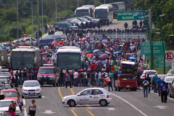 Bloque de maestros de la caseta que comunica la capital del estado con San Cristóbal de las Casas. Foto: Raúl Vera