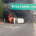 Dos camionetas fueron quemadas, una del INE y otra de la CFE en la salida a Chiapa de Corzo