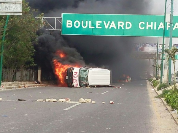 Dos camionetas fueron quemadas, una del INE y otra de la CFE en la salida a Chiapa de Corzo