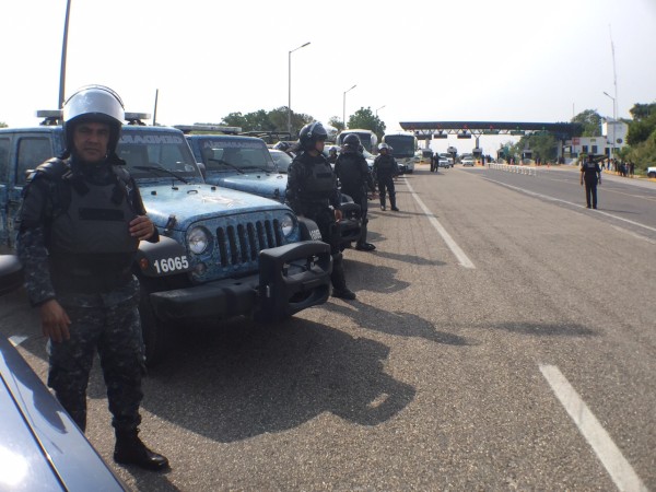 Maestros de la Coordinadora Nacional de Trabajadores de la CNTE en Chiapas intentan liberar de pago las casetas de cobro de las carreteras de San Cristóbal y Ocozocuautla, en medio de un fuerte resguardó policiaco. Foto: Cortesía