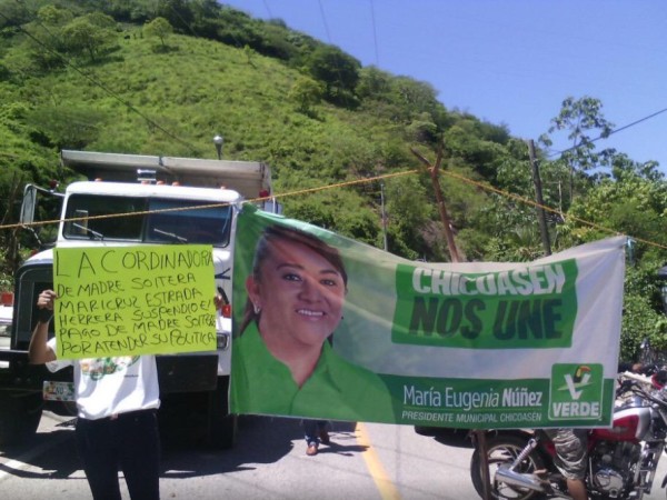 Bloquean carretera para denunciar condicionamiento del voto de madres solteras. Foto: Cortesía