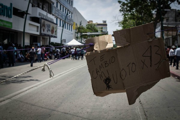 En el centro de la ciudad los maestros y las maestras mantuvieron su plantón e hicieron un llamado a no votar. Foto: Fernando Hernández/ Chiapas PARALELO.