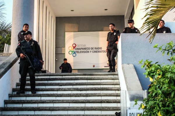 El Sistema Chiapaneco de Radio y Televisión fue resguardado por policías. Foto: Fernando Hernández/ Chiapas PARALELO.