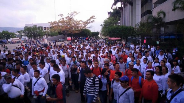 Más de mil 500 trabajadores llegaron desde Ostuacán a Tuxtla. 