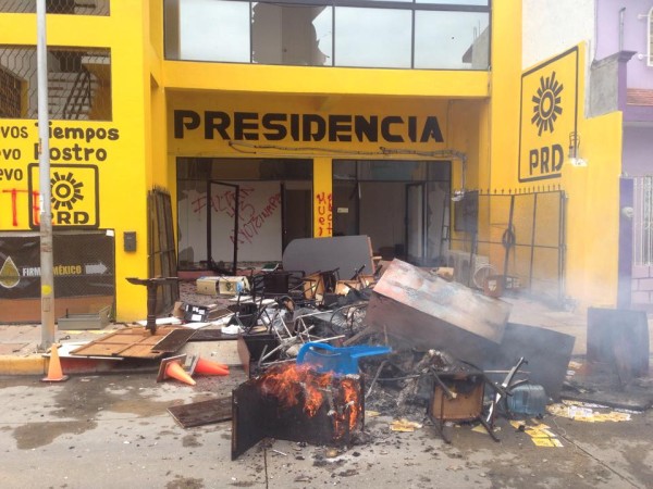 Las sedes de los partidos políticos en Tuxtla Gutiérrez fueron destrozados. Foto: Isaín Mandujano/ Chiapas PARALELO.