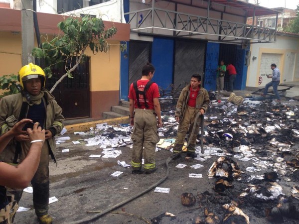 En la sede del PAN en Tuxtla fue incendianda propaganda del partido. Foto: Isain Mandujano/ Chiapas PARALELO.