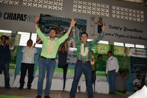 El candidato del PVEM, Roberto Jordán Aguilar Pavón, al fondo su padre el diputado local del PRI