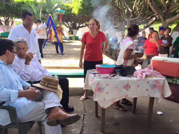 AMLO comiendo tacos en un changarro de la frontera sur en Chiapas. 