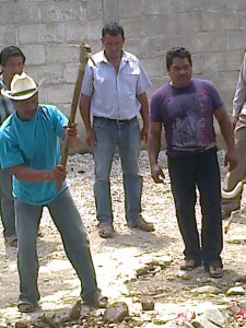 Momento en que le cortan el agua y el drenaje a familias evangélicas de la comunidad Mariano Matamoros, municipio de Venustiano Carraanza. 