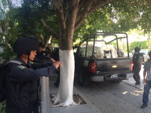 Policías de diferentes corporaciones resguardan las instalaciones de INE en Chiapas. Foto: ChiapasPARALELO