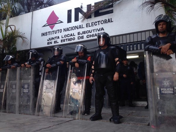 El INE se mantiene resguardado por elementos policíacos. Foto. Fernando Hernández/ Chiapas PARALELO.