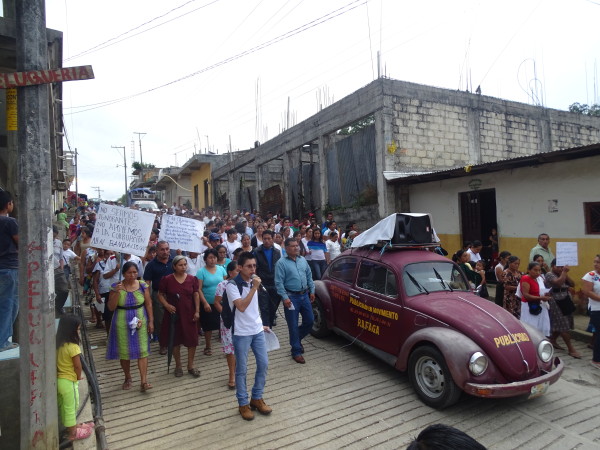 Manifestación de habitantes de Tila, que demandan se detengan las acciones de los civiles armados. Foto: Cortesía