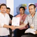 Fernando Castellanos al recibir de manos de consejeros del IEPC la constancia de mayoría que lo acredita como Presidente Municipal electo de Tuxtla Gutiérrez, Chiapas.  