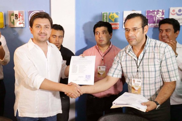 Fernando Castellanos al recibir de manos de consejeros del IEPC la constancia de mayoría que lo acredita como Presidente Municipal electo de Tuxtla Gutiérrez, Chiapas.  