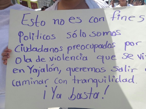 Marchan en Yajalón, contra la violencia, el acoso, persecución y hostigamiento del alcalde Alfredo Pinto Aguilar, quien pretende imponer a la planilla del PVEM, que hasta el pasado fin de semana era encabezado por su hermano Jorge Aguilar Pinto, quien fue bajado de la candidatura a síndico y en su lugar quedó su esposa Aracely Pimentel Urrilla.