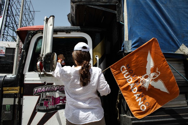 Alejandra Peralta repartiendo su propaganda en un crucero. Foto: Roberto Ortíz/ Chiapas PARALELO.