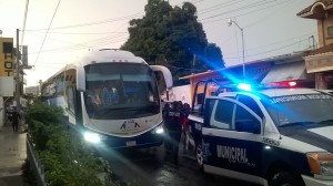 Estudiantes normalistas son trasladados a las oficinas de la Procuraduría de Chiapas. Fotos: Chiapas Paralelo