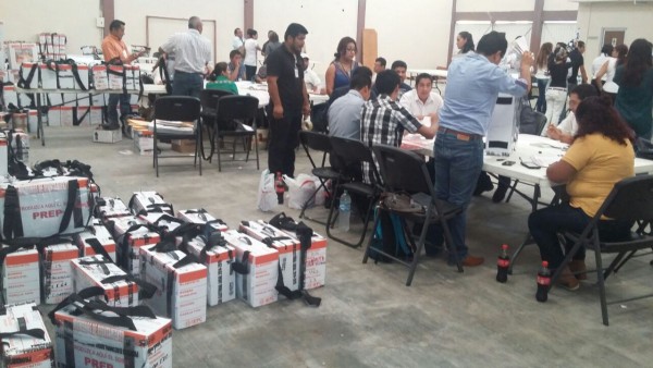 Consejos electorales municipales trasladan al Consejo General del IEPC la paquetería con los votos emitidos el pasado domingo. Foto: Chiapas PARALELO