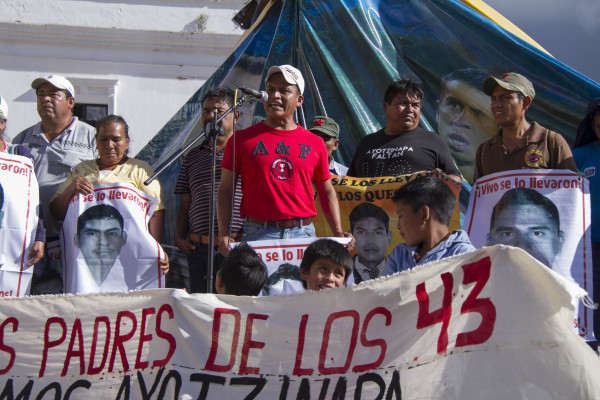 La caravana sur de padres de los 43 estudiantes desaparecidos en el ataque de fuerzas policiacas a la normal Raul Isidro Burgos en Ayotzinapa el 26 de septiembre pasado conmemora con una marcha y mitin en San Cristobal de Las Casas el cumplimiento de 10 meses de la desaparición de sus hijos. Foto: Moyses Zuniga Santiago.