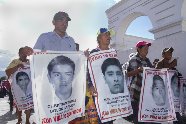 Felipe de la Cruz, padre de otro joven desaparecido, comentó que en diez meses, han recorrido el país, para pedir el esclarecimiento de los hechos. Foto: Moyses Zuniga Santiago.