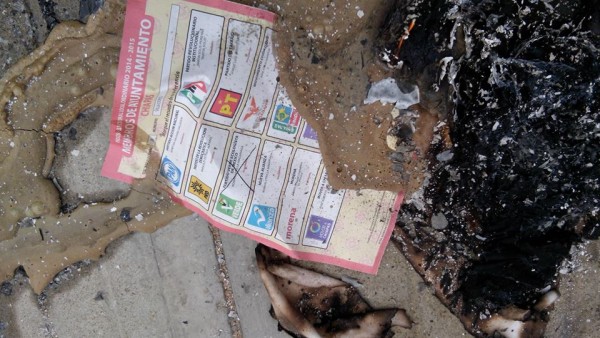 En Villacorzo habitantes quemaron las instalaciones del IEPC y la paquetería electoral. Foto: Martín Mendoza