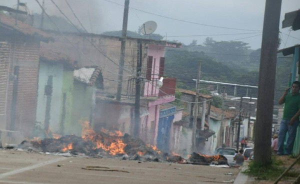 Durante las elecciones se efectuaron diversos actos de protesta que se mantuvieron al conocerse los resultados oficiales, y ahora amenazan el proceso de toma de protesta de las nuevas autoridades. Foto: 19 de julio, Villa Corzo 