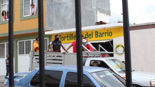 Grupo de jóvenes presuntamente ligados al PVEM, agrede a la población y a reporteros. Foto: Luz del Alba Belasko