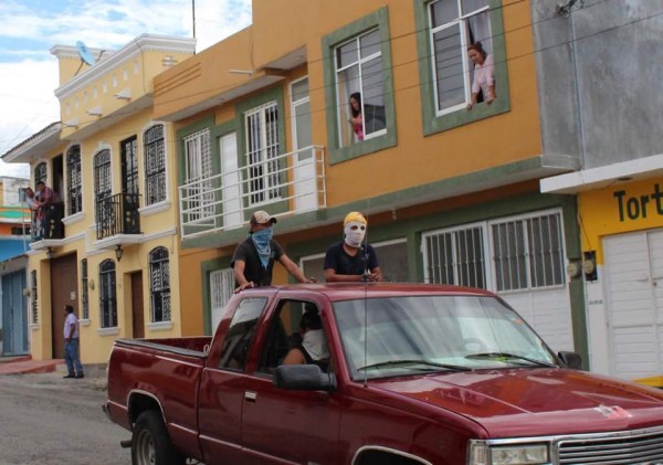 Armados con palos, piedras y cohetones, grupo ligado al PVEM recorre las calles de Comitán. Foto: Luz del Alba Belasko