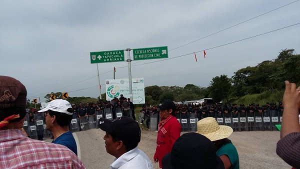 Policías desalojan a maestros que se manifestaban contra el examen de evaluación de nuevo ingreso. Foto: Cortesía