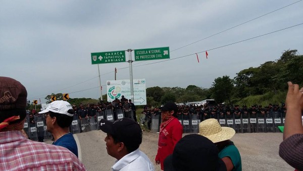 Policías desalojan a maestros que se manifestaban contra el examen de evaluación de nuevo ingreso. Foto: Cortesía 