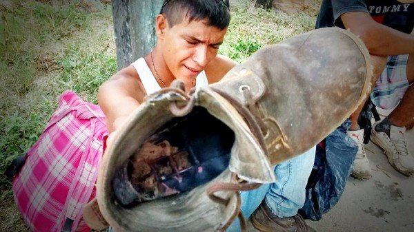 De tanto caminar no sólo se gasta el alma también los "burros" (botas). Foto: Rubén Figueroa 