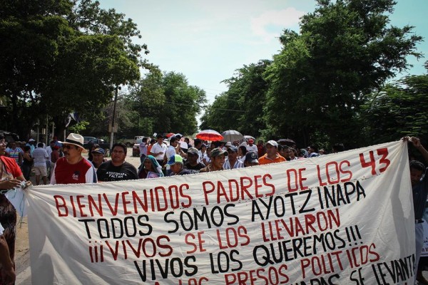 Foto: La caravana de los padres y madres de Ayotzinapa en Tonalá. Foto: Roberto Ortíz. 