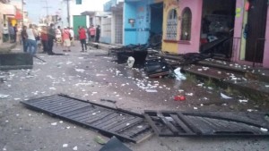 Puertas y ventanas volaron por los aires. 