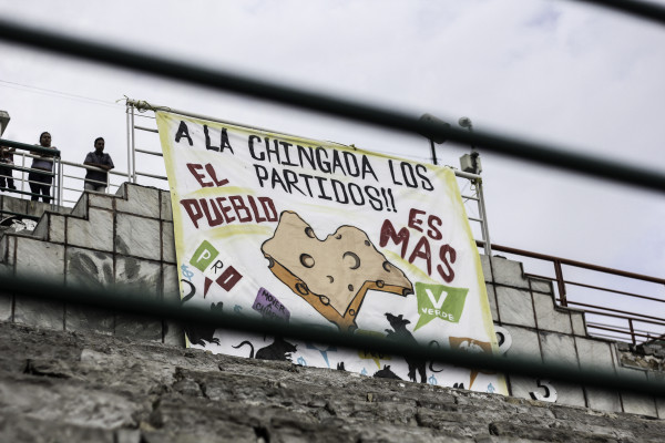 En el parque Bicentenario de Tuxtla se realizó la Expo-Fraude. Foto: Francisco López/ Chiapas PARALELO. 