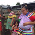 La salud de miles de indígenas, hombres, mujeres, niños y niñas, depende de que el gobierno de Manuel Velasco Coello pague a proveedores de insumos y servicios. Foto: Ángeles Mariscal/Chiapas PARALELO