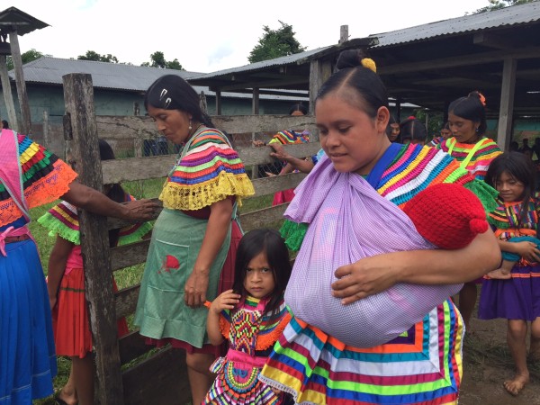 La salud de miles de indígenas, hombres, mujeres, niños y niñas, depende de que el gobierno de Manuel Velasco Coello pague a proveedores de insumos y servicios. Foto: Ángeles Mariscal/Chiapas PARALELO