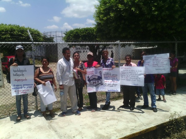 El 26 de mayo Karen Vallecillo, Deyra Elizabeth y Santa María Rosales abandonaron la prisión, luego que lograron demostrar irregularidades procesales en sus juicios.  Ahora se unen a la demanda de liberación de  más de 30 detenidas. Foto: Benjamín Alfaro