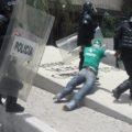 Policías retiran el muñeco con la imagen del gobernador. Foto: Edwin Martín González Pérez/Facebook