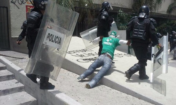 Policías retiran el muñeco con la imagen del gobernador. Foto: Edwin Martín González Pérez/Facebook