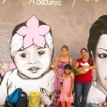 Al mural se sumaron personas que pasaban por el lugar pintando frases. Foto: Cortesía/Chiapas PARALELO.