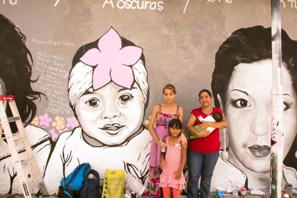 Al mural se sumaron personas que pasaban por el lugar pintando frases. Foto: Cortesía/Chiapas PARALELO.